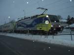 Lokomotion BR 189 912 RT bei leichtem Schneefall am 26.01 2011  im Bahnhof von Prien, mit einem Gterzug aus der Trkei.