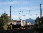 189 907 mit einem Containerzug aus Salzburg kommend bei der durchfahrt von Prien am Chiemsee am 16.