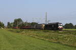 6193 668 von  InRail  und 6193 777 von  Lokomotion  waren am 10. Juni 2025 bei bersee am Chiemsee in Richtung Freilassing unterwegs.
