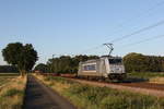 386 003 mit einem schwach beladenen Containerzug am 26. Juni 2020 bei Drverden.