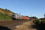 187 508 von  METRANS  mit einem Containerzug aus Wrzburg kommend am 6. August 2022 bei Himmelstadt.