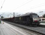 ER 20-013 am 12. April 2007 mit einem Gleisschotterzug  im Bahnhof von Prien am Chiemsee.