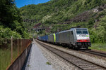 186 110 und 485 008 sdwrts fahrend am 24. Mai 2016 bei Giornico.