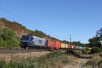 145 027 mit einem Containerzug am 6. August 2022 bei Himmelstadt am Main.