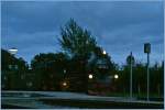 Im allerletzten Abendlicht fotografiert: die RBB 99 1784-0 in Binz.