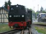 RUBB/201650/99-4801-verliess-mit-ihren-zugam 99 4801 verlie mit ihren Zug,am 09.Juni 2012,Putbus.Im Hintergrund PRESS VT650 032 nach Bergen/Rgen. 