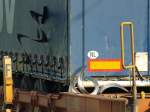 Sehr scharf aussehende Metallteile auf und an dem Waggon bzw dem Auflieger deuten auf einen Bahnunfall hin bei dem Schrott verloren wurde. SL 20.5.11