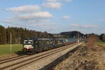 193 710 und 193 709 waren mit dem  WALTER-KLV  am 12. Februar 2023 bei Htt im Chiemgau in Richtung Mnchen unterwegs.