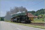 Mit einem Dampfzug der 'Emmentalbahn' auf der Fahrt nach Wasen i. E. fährt die E 3/3 853 (UIC 90 85 0008 573-3) bei der Haltestelle Oberei durch. 

14. Juni 2025
