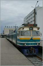 dr-1/200233/der-triebwagenzug-dr-1b-n3714-wartet-in Der Triebwagenzug DR-1B n3714 wartet in Tallinn auf die Abfahrt nach Lelle. 
06.05.2012
