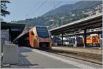 Ein SOB 'Traverso' wartet in Locarno auf die Abfahrt. Seit dem Fahrplanwechsel 2020 (bzw. Anfang April 2021) verkehren (wieder) stündlich direkte Züge von Locarno nach Basel bzw. alternierend nach Zürich über die Gotthard Panorama ...