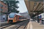 Ein SOB 'Traverso' wartet in Locarno auf die Abfahrt. Seit dem Fahrplanwechsel 2020 (bzw. Anfang April 2021) verkehren (wieder) stündlich direkte Züge von Locarno nach Basel bzw. alternierend nach Zürich über die Gotthard Panorama ...