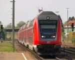 Steuerwagen vorraus fuhr der IRE nach Stuttgart Hbf in den Bahnhof von Aulendorf am 23.4.11.