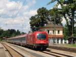 1216 014 donnerte mit dem EC 89 nach Milano Porta Garibaldi durch Assling um in wenigen Minuten in Rosenheim den ersten Halt einzulegen.