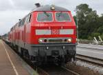 Eisenbahnbilder/85424/218-307-7--218-xxx-x-stehen 218 307-7 + 218 xxx-x stehen mit einem IC nach Dresden (Kurswagen aus Dagebll Mole) in Niebll zur Weiterfahrt bereit (29.07.2010)