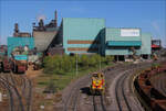 ThyssenKrupp Lok Nr. 859 vor der Kulisse der H�ttenwerke Krupp Mannesmann am 05.04.2025 in Duisburg. 