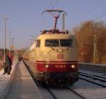 Bild Nr.9000 auf dieser Seite widme ich der ehrwrdigen  Grand Dame  der IC/TEE Geschichte der BR 103 !!! Hier vertreten durch die 103 184-8 die mit dem IC 2417 in Schleswig gerade Fahrgste aufnimmt. 02.01.2011