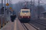 Man hrt sie man erblickt sie und man geniet den Anblick !! Die IC Knigin der 70er Jahre rollt hier mit dem Wochenendverstrker von Flensburg nach Kln in den Schleswiger Bahnhof ein. 13.2.11