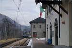  Trontano, Station di Trontano  - der Regionalzug von Re nach Domodossola errecht den kleine Bahnhom im Valle Viggezion.