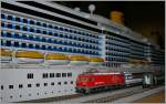 Größenvergleich: die Märklin  mini-club (1:220) und das Modell des Kreuzfahrtschiff Luminosa (1:250)  16.12.2012