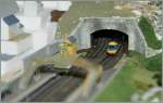 Ein T Gauge HST verlässt bei Saddleford den Tunnel und wird gleich ohne Halt durch den Station fahren.