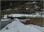 Der M-O (TMR/Region Alps) RABe 527 512-8 beim Halt in Etiez auf dem Weg nach Le Chable. 27. Jan. 2013