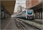 Auf den ersten Blick eine  402, doch die FS E 403 ist eine eigne, kleine Baureihe, hier erreicht die 403 005 mit einem Nachtzug Torino Porta Nuova.