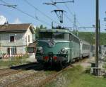 Die BB 25236 in Ursprungslackierung mit ein TER nach Lyon bei Russin am 27. August 2009