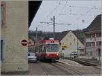 Enge geht es zu in den Strassen von Hölstein trotzdem hat das Auto links im Bild noch einen Parkplatz gefunden, während der Regionalzug der Waldenburgerbahn Höltal in Richtung