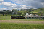 150 Jahre Emmentalbahn. 

141-R-1244 auf der RSHB-Strecke im Rahmen der grossen Emmentalrundfahrt zum Jubiläum. Ordentlich randalierend verlässt der Zug Grünenmatt. Im Hintergrund ist Schloss Trachselwald. Mai 2025.