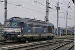 BB 67000/861658/wenn-sich-die-lebens--zeit-einer Wenn sich die (Lebens-) Zeit einer Lokomotive dem Ende zuneigt, wird oft an der Pflege bei der Optik gespart und die Lokomotive wirkt dann unattraktiv. Aber sie ist immer noch im Einsatz; und ein (letztes?) Foto lohnt sich auf jeden Fall...

Die SNCF BB 67591 ist in Straßburg unterwegs für die Hauptverkehrszeit eine RIO-TER Garnitur abzuholen und bereitzustellen.

12. März 2024