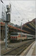 Die SNCF BB 15018 wartet mit ihre EC nach Bruxelles in Strasbourg auf die Abfahrt.