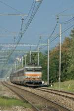 Die SNCF BB 22240 mit den Saison-Nacht-Schnellzug von Quimper kurz vor dem Ziel Genve bei Vernier Meyrin am 27. August 2009.