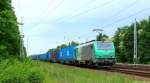 437026 der SNCF fuhr am 8.6.13 mit einer blauen Wand durch Friedrichshagen.
