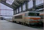Die SNCF BB 7261 ist mit dem EN aus Madrid in Paris Austerlitz eingetroffen und steht nun abgebgelt in der Bahnhofshalle.