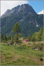 Kleiner Zug in grosser Landschaft: Ein SNCF TER von Chamonix nach Vallorciene kurz vor seinem Ziel.
28. Aug. 2015