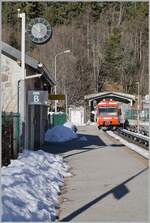 Der SNCF Z 800 003 (94 87 0000 806-3) ist als TER 18959 von Les Houches nach Vallorcine unterwegs und verl�sst den Bahnhof von Montroc-le-Planet.
