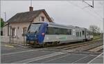 Der SNCF Schmalspur Dieseltriebwagen X 74503 ist als TER 61285 von Salbris nach Valençay unterwegs und verlässt nach einem recht langen Halt von neun Minuten den Bahnhof von Gièvres.