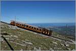 Kurz nach der Gipfelstation La Rhume (905 müM) ist die 1914 von der SLM/BBC gebaute Chemin der fer de la Rhune He 2/2 mit Vmax 9 km/h mit ihrem ersten Zug des Tages auf der Fahrt ins  Tal , wobei