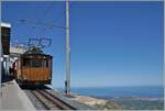 Die mit Drehstrom gespeiste, kleine He 2/2 der Chemin de fer de la Rhune hat ihren Zug zum Gipfelbahnhof La Rhune / Larrun (905 müM) geschoben.