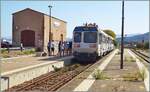 Der aus einem Dieseltriebwagen der Serie X 97050 und einem Steuerwagen XR 9700 gebildete Regionalzug 303 ist als 302 in Lisula Rossa / Ile Rousse angekommen und wartet nun auf die Abfahrt nach Calvi.

23. Sept. 2026