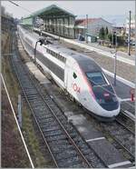 Der inoui TGV 6504 wartet in der Zugsausgangsstation Evian les Bains auf die Abfahrt nach Paris Gare de Lyon um 13:18.