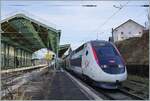 Der inoui TGV 6504 wartet in der Zugsausgangsstation Evian les Bains auf die Abfahrt nach Paris Gare de Lyon um 13:18. Der Zug bestehend aus dem Euroduplex Rame 804.

12. Februar 2022