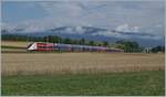 Der TGV 4725 ist als TGV Lyria 9261 kurz nach Arnex von Paris Gare de Lyon nach Lausanne unterwegs und somit schon fast am Ziel seiner Fahrt. 

4. Juli 2022