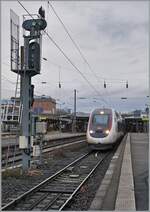 Der SNCF inOui TGV 6702 nach Paris Gare de Lyon wartet in Mulhouse auf die Abfahrt.