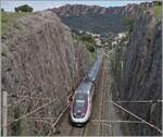 In einem felsigen Einschnitt kurz vor Agey sind zwei TGV auf dem Weg in Richtung Nice-Ville.