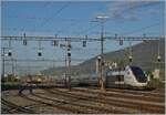 Während die SBB Re 4/4 III 11350 (Re 430 350-9 ) mit ihrem Postzug  Freie Fahrt  hat, wartet der Lyria TGV 4411 im Rangierbahnhof von Biel auf die Abfahrt nach Bern, von wo aus er dann nach Paris