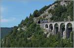 Der SNCF X 73657 hat den 69 Meter langen Tunnel des Crottes verlassen und fährt nun über den aus zehn Bogen und in einer langen Kurve liegenden 165 Meter langen Viaduc des Crottes. Der Dieseltriebwagen ist als TER 895511 von Dole nach St-Claude unterwegs.

10. August 2021
