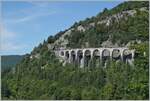 Der SNCF X 73657 ist als als TER 895511 von Dole nach St-Claude unterwegs und fährt auf dem Weg nach Morez über den aus zehn Bogen bestehenden und in einer langen Kurve liegenden 165 Meter langen Viaduc des Crottes. Da die Gegend stark bewaldet ist, war es nicht einfach eine geeignete Fotostelle zu finden. Doch die Streckenführung ist so faszinierend, dass ich mich schon jetzt auf eine weiteren Besuch freue und auch schon Ansätze für das Auffinden weiterer Fotostellen habe.

10. August 2021