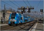 Z 24500/836769/unter-einer-maechtigen-und-fuer-die Unter einer mächtigen und für die SNCF so typischen Signalbrücke hindurch verlässt ein TER in Form des SNCF Z 24608  den Bahnhof von Chambéry Challes des Eaux.

22. März 2022